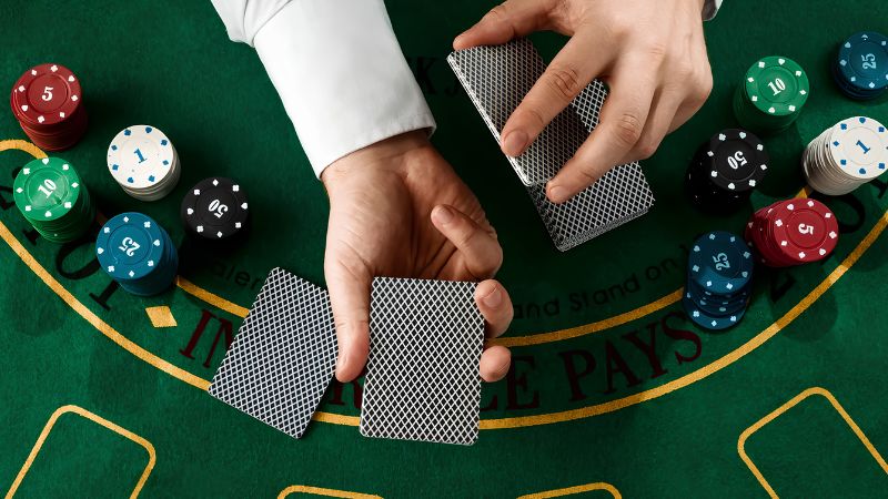 Black Jack Sunwin sử dụng bộ bài Tây 52 lá với bàn đấu gồm 1 Dealer và 5 Nhà con
